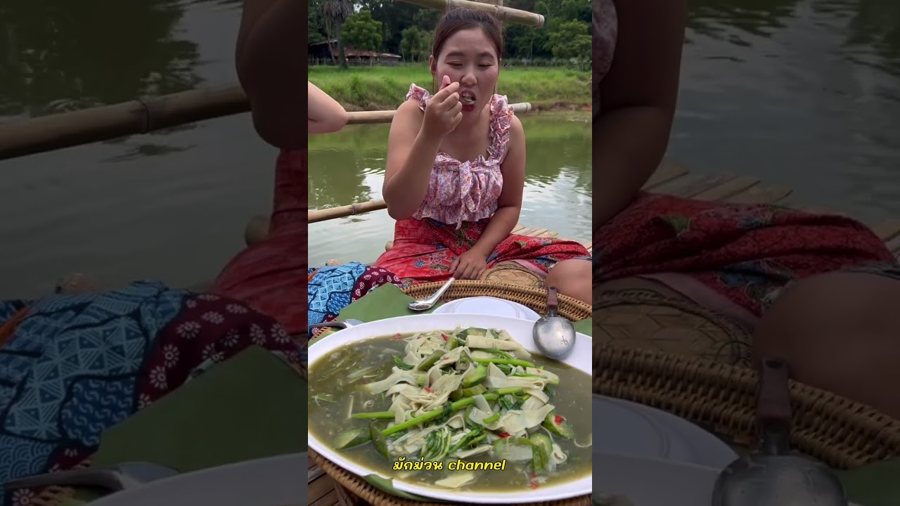 สาวลาวแกงยอดพร้าวอ่อน ใส่ผักเยอะมาก