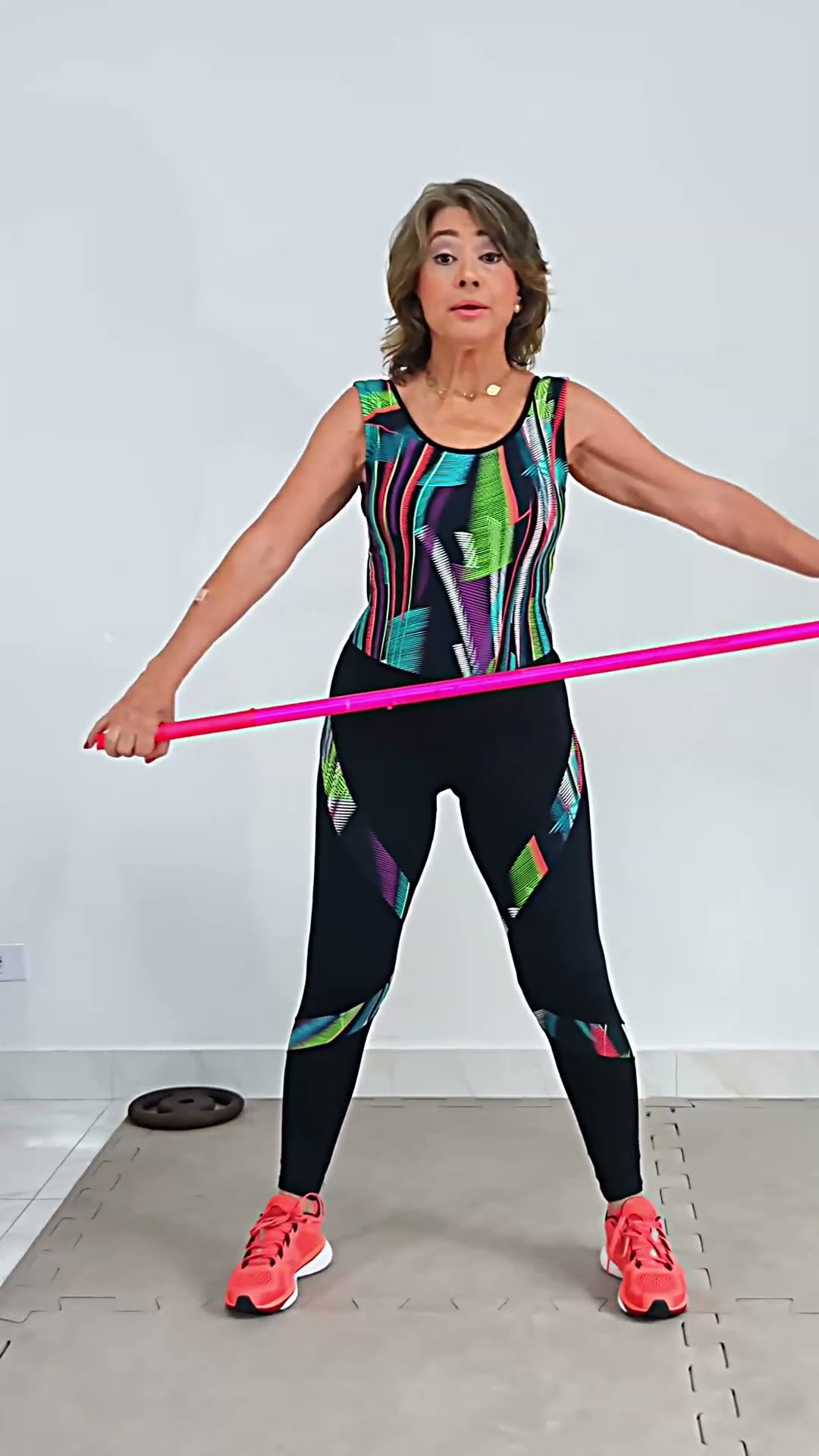 Parte 3  COMO PERDER BARRIGA COM EXERCÍCIOS EM PÉ PARA DEFINIR PERNAS E BUMBUM USANDO BASTÃO