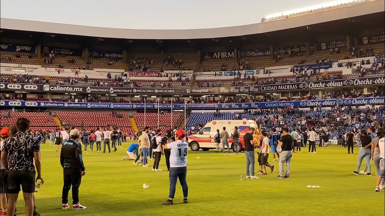 Asi se vivió el Partido Gallos vs Atlas desde la tribuna - YouTube