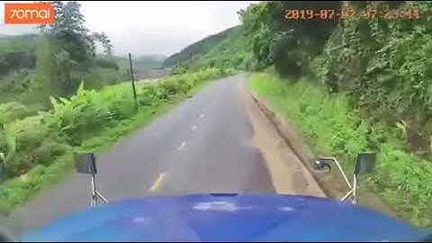 Thiếu quan sát suýt nữa chui gầm xe container