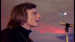 Poll Στην πηγή μια κοπέλα