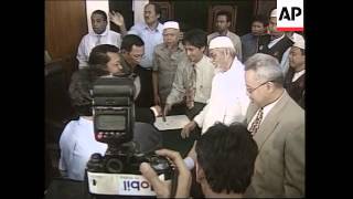 Muslim cleric presses libel suit, presser