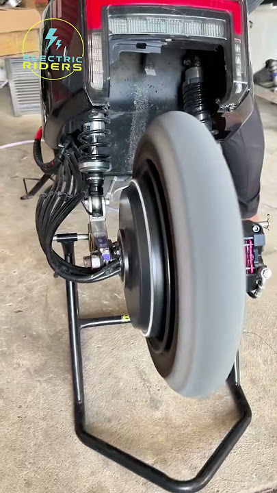 Full Throttle: E-Scooter vs. Its Own Tire!
