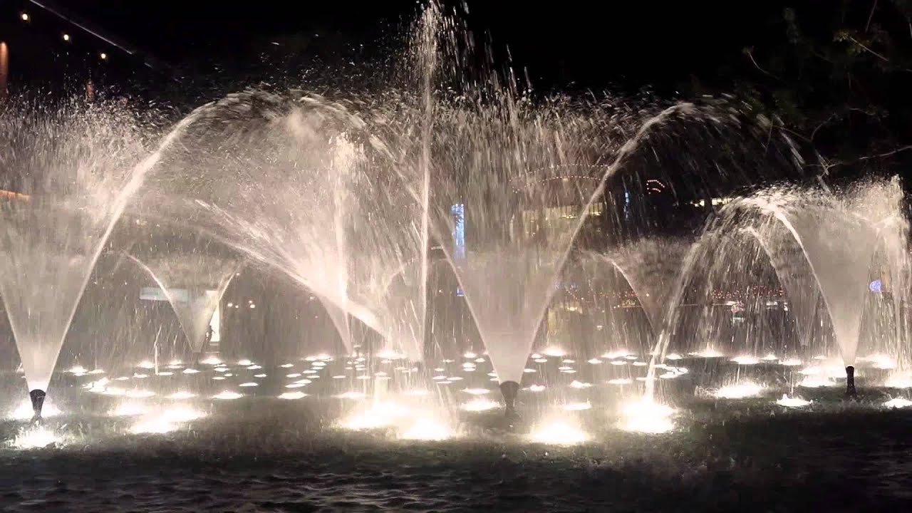 Americana mall water show in Glendale, CA