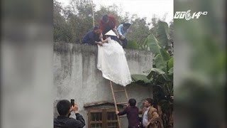 (VTC14)_ Ăn cơm trước kẻng, cô dâu phải trèo tường vào nhà chồng ngày cưới