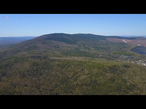 гора Качканар от Полуденного рога до Еловой гривы с высоты полёта (лето)