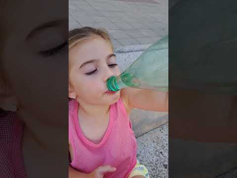 DRINKING 🍸 WATER 🚰 Little girl Nilya