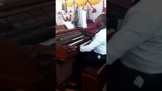 Engineer Mushombozi akicheza LIVE 'YESU NI MWEMA' na Kwaya ya Mtakatifu Kizito Makuburi