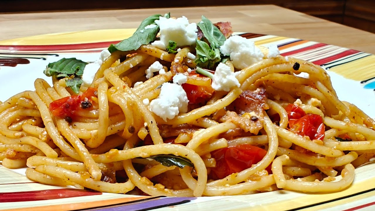 Паста с помидорами черри, базиликом, беконом и фетой