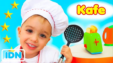 Vlad, Nikita dan Mama bermain di kafe