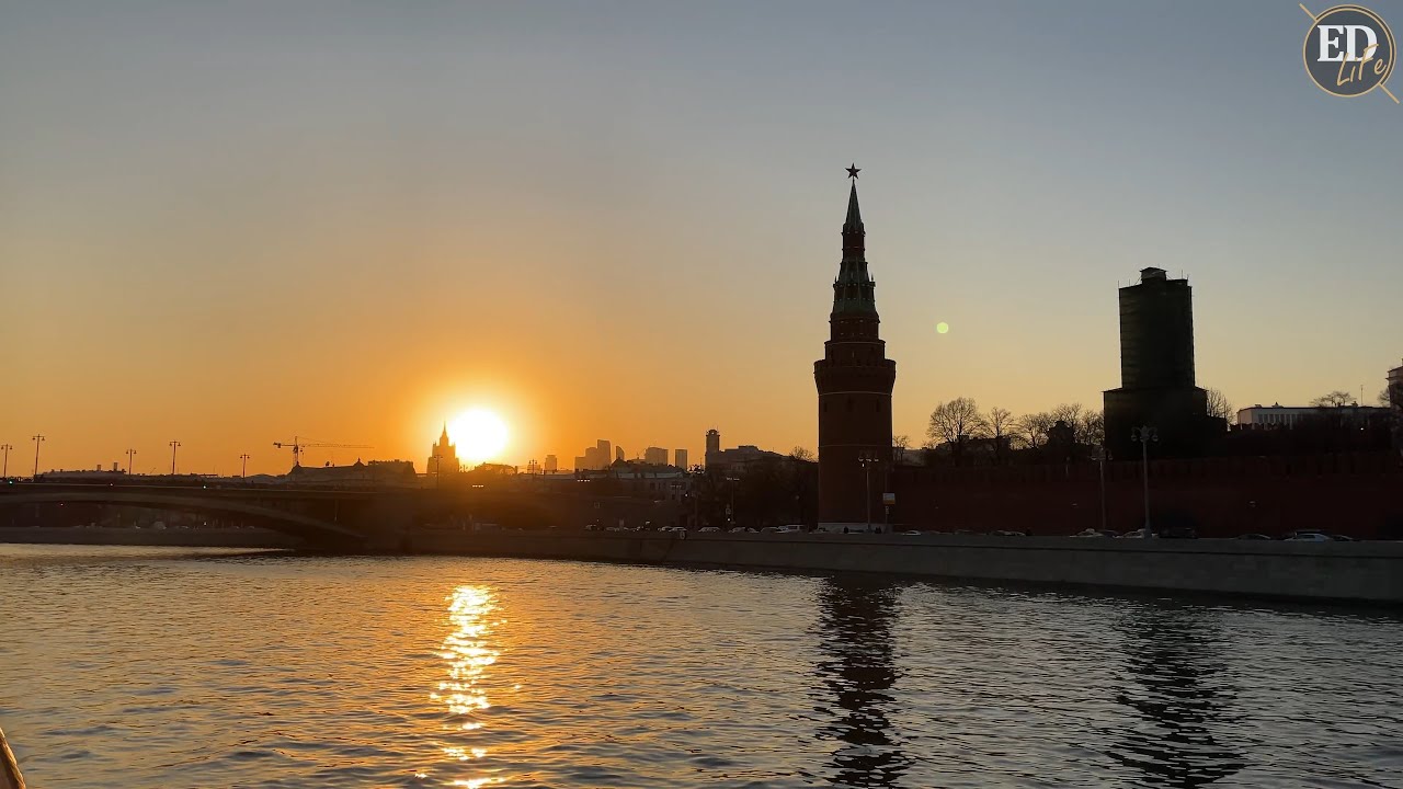 Небо над Подмосковьем окрасилось в багрянец