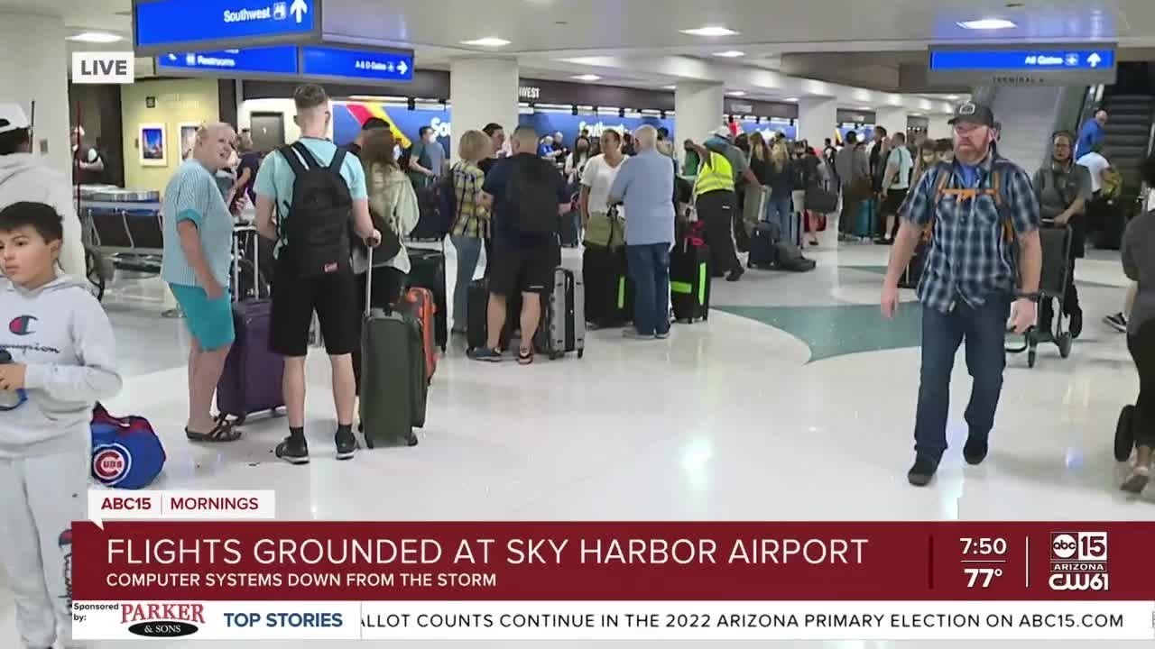 Several flights delayed, cancelled after Sky Harbor server outage - YouTube