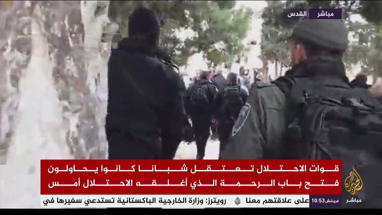 قوات الاحتلال تعتقل شبانا كانوا يحاولون فتح باب الرحمة الذي أغلقه الاحتلال أمس