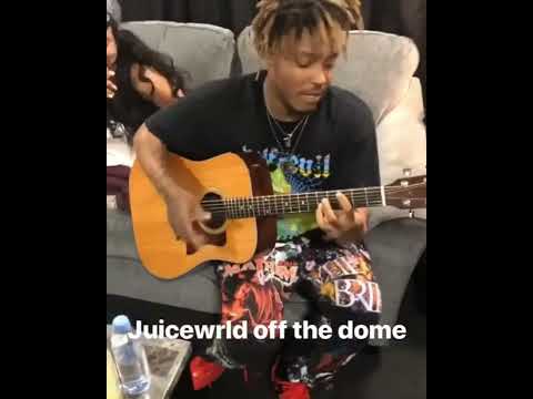 Juice wrld playing a guitar