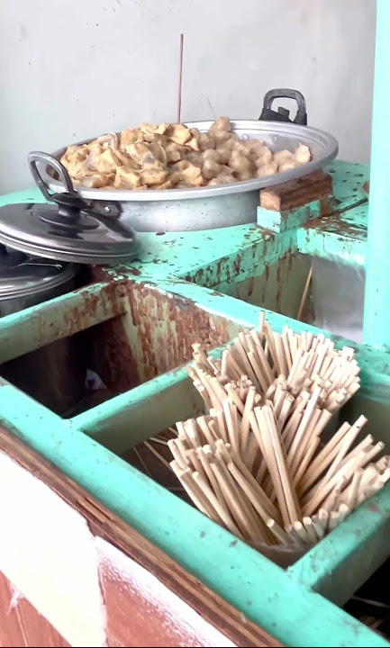 Pentol bumbu kacang legend cakmun desa Beciro, jumputrejo Sukodono.