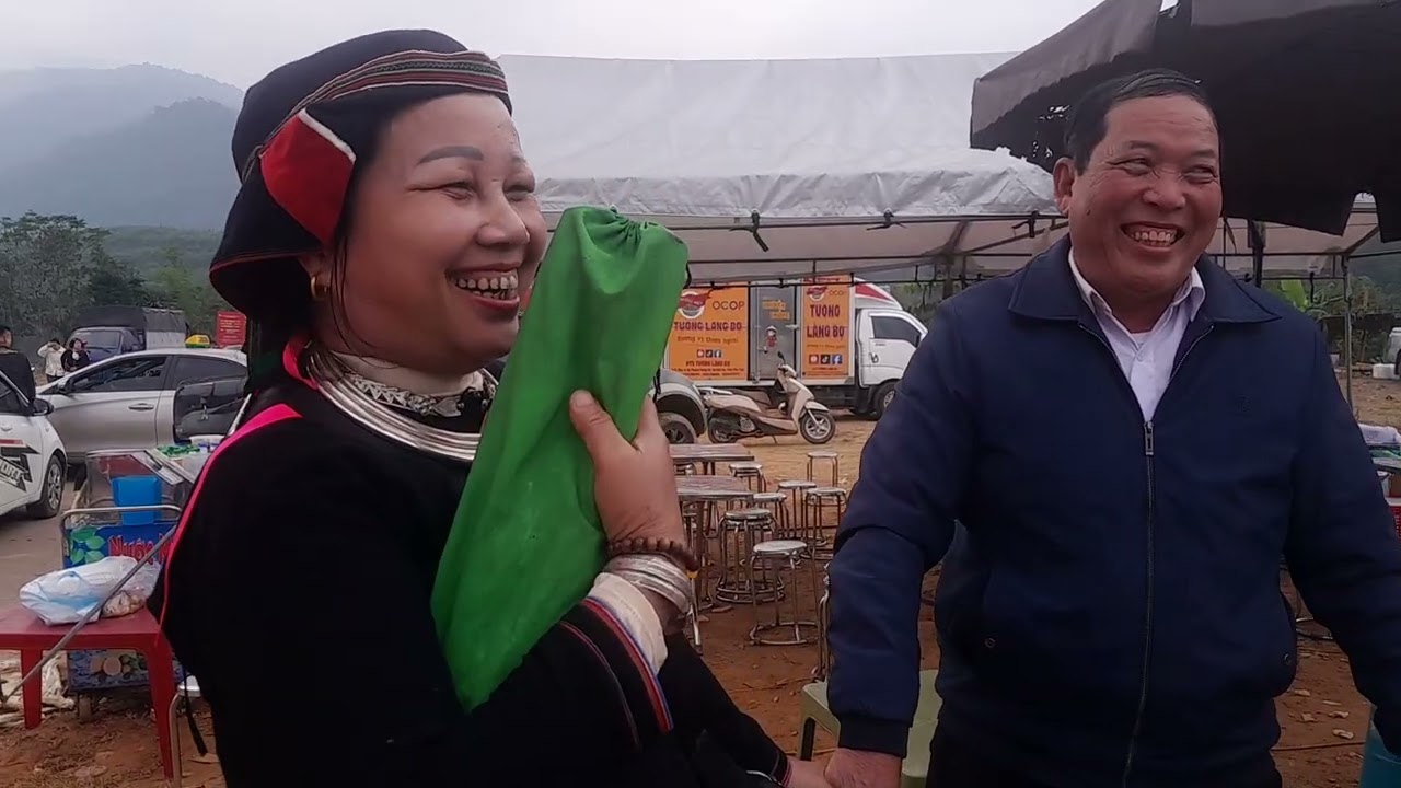 Tưởng ah ta bắt tay làm quen k ngờ ah ta cầm tay 2 chị em hát k thả tay 2 cô ý @xuân ly tq 