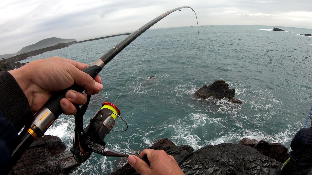 走一小段路就能到的磯釣點~旁邊大哥中的大魚一直狂衝!!完全不想回頭