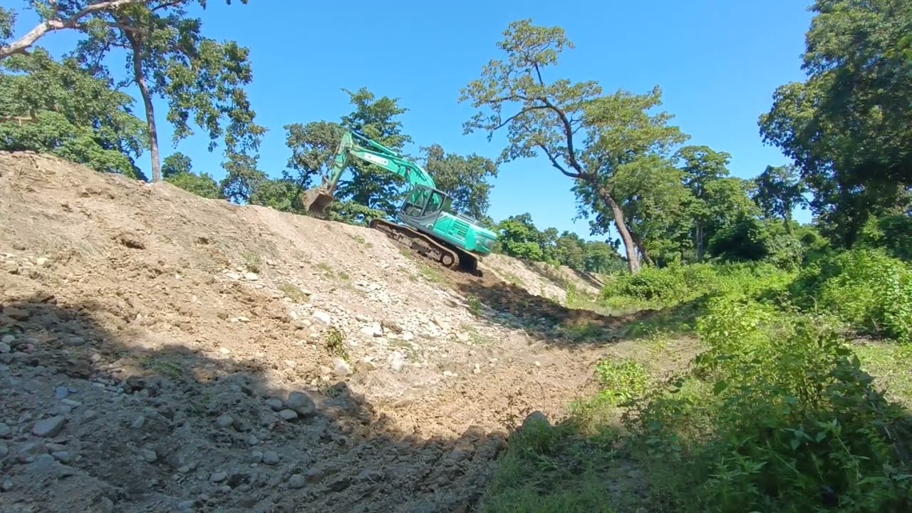 Kobelco 220 excavator working.High Risk Excavator Work – Almost a Deadly Tip-Over!. kobelco 