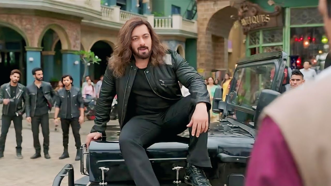 بيمثل انه غلبان قدام البنت اللى بيحبها بس لما العصابه بتهجم عليها بيتحول عليهم وبتتصدم انه وحش عنيف