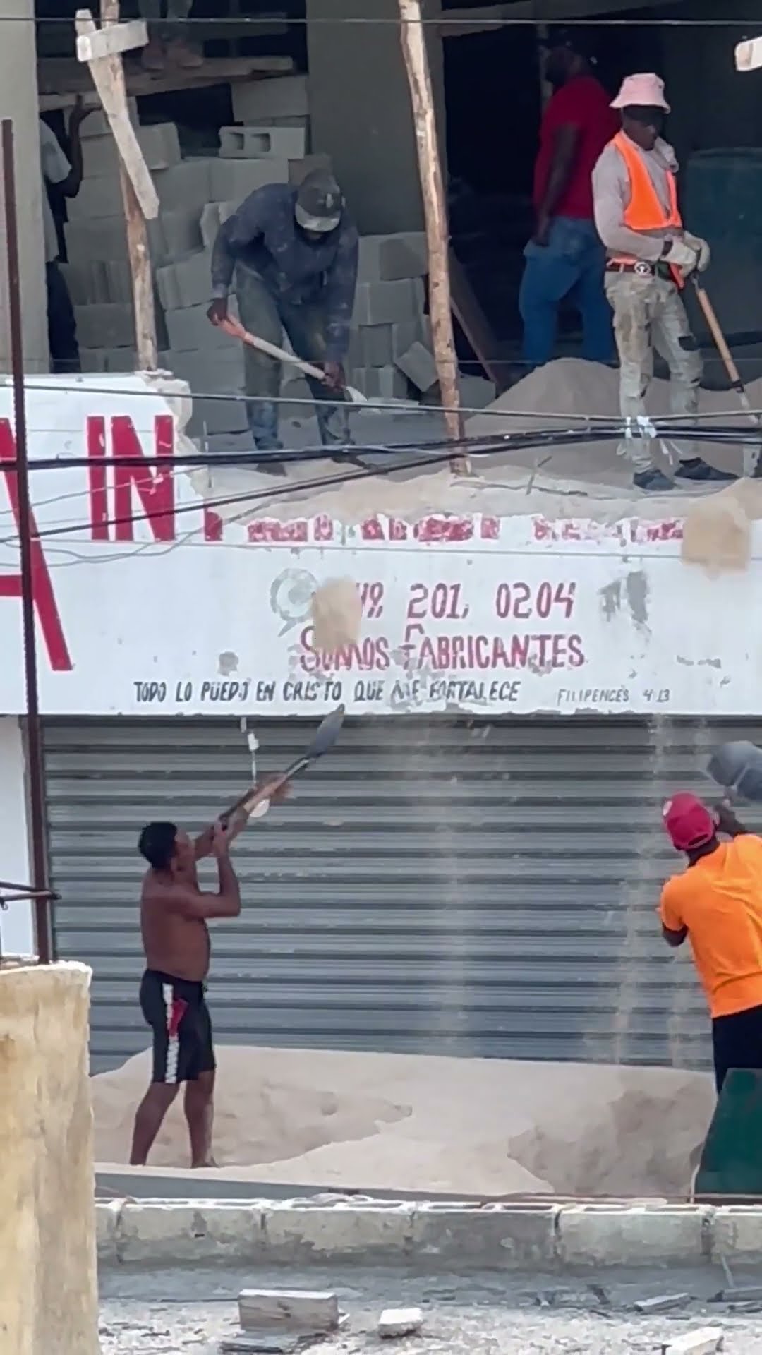 Workers Shovel in Sync || ViralHog