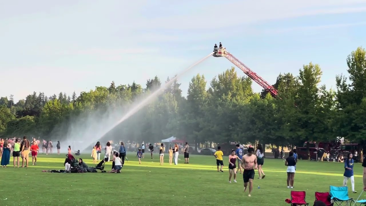 Firefighters are COOL 🔥💦 Trucks spray water to cool down kids at Ambleside Beach Park