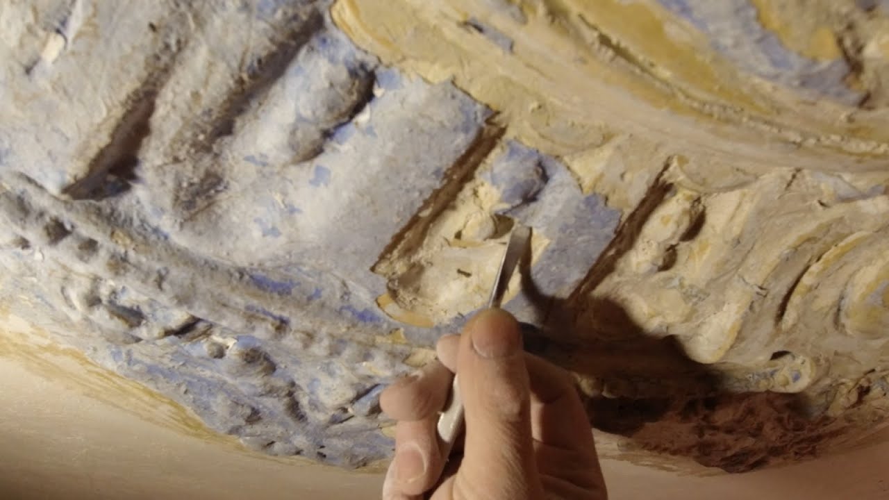 Реставрация лепнины на потолке. Очистка гипсовой розетки от ...