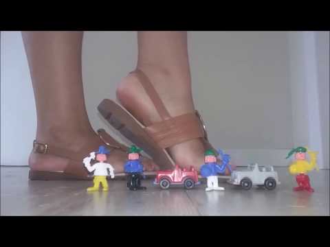 GIANTESS CRUSHING CAR - ESMAGANDO CARROS