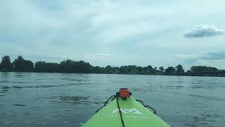 293. Tour de l’île Bourdon vers le fleuve et je me fais arroser solide en kayak par les vagues.