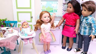 Кукла-няня присматривает за малышом! Играйте в коллекцию семейных утренних будней Dolls!