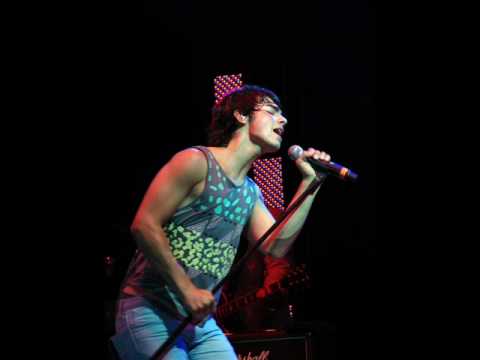 JONAS BROTHERS - TANK TOPS AND MUSCLES!!!!