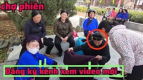 em Gái Nùng bán vải các chị mua về làm áo chàm truyền thống dân tộc.