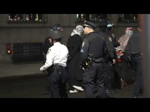 Columbia Protesters BLOCK Prisoner Bus during NYPD Raid