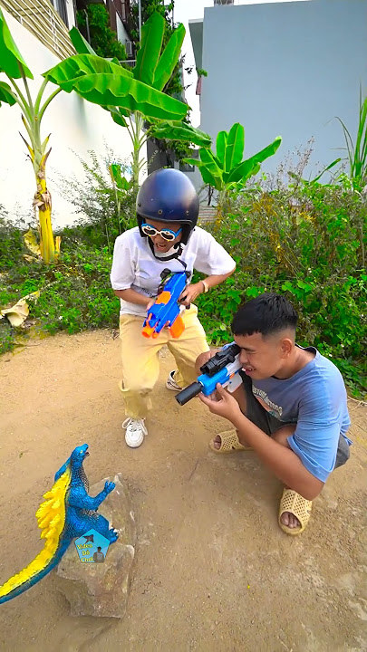 Người Chị Tốt Bụng , Ăn Kẹo Mút Bắn Súng Khủng Long