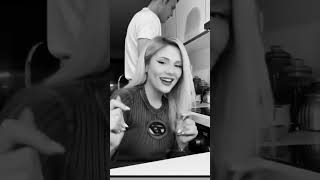 Yemekte Yaparım Salçayla Göbekte Atarım Kalçayla Resimi