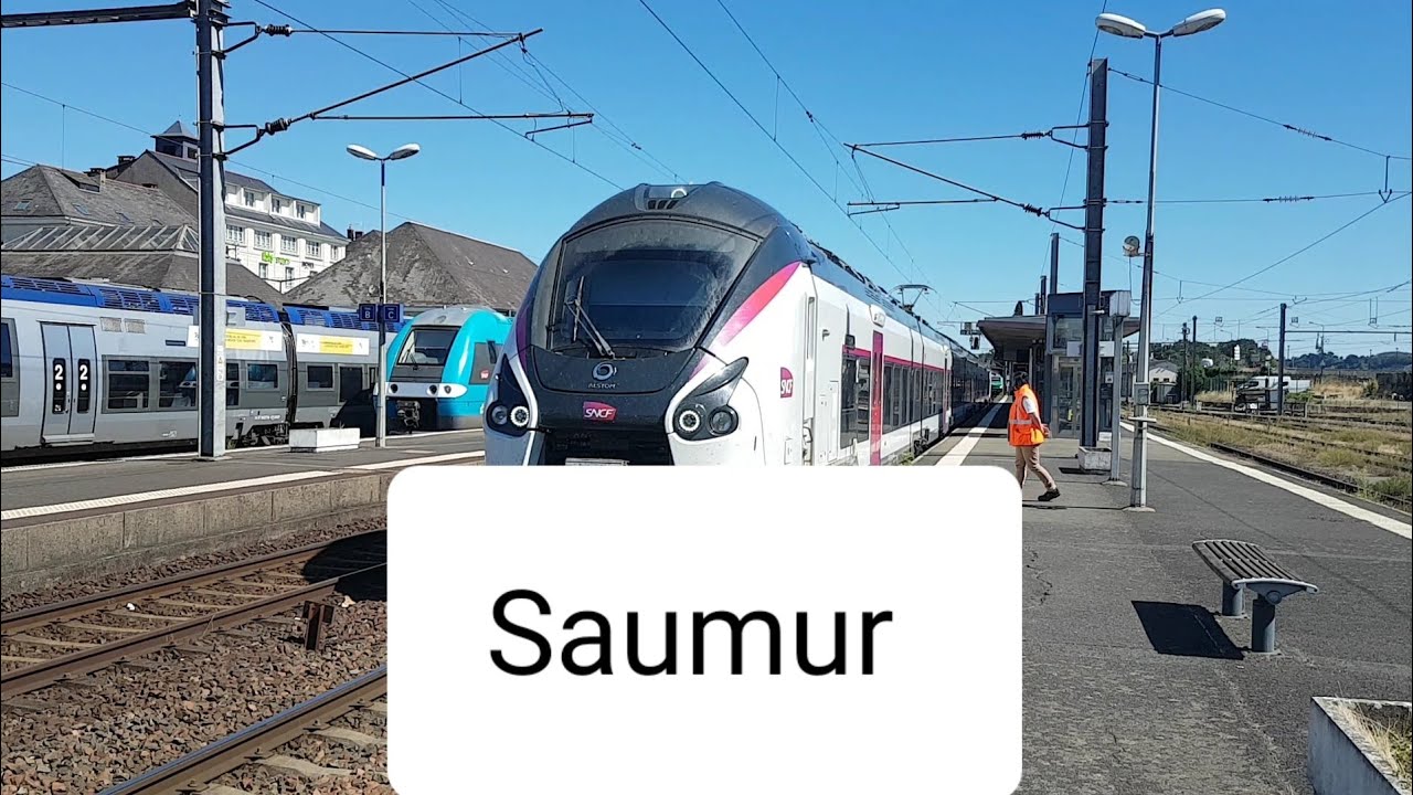 Treinen op station Gare de Saumur 07-08-2022. Trains Français, French trains