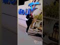 علي حسب الريح ما يودي الريح وياه انا ماشي 