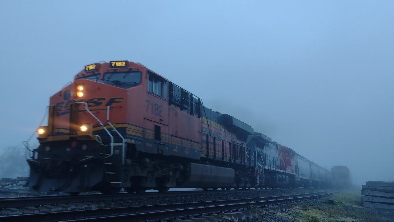 BNSF 7182 Granolero Pasando Con Una Densa Neblina En Estación León Gto ...