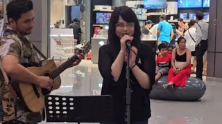 Naki Jamming ako sa loob ng Robinsons mall kinanta ko original song ko na &quot;Ikaw ang iibigin ko&quot;.