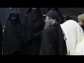 امير في داعش يوزع سبايه نساء للقاتلي داعش