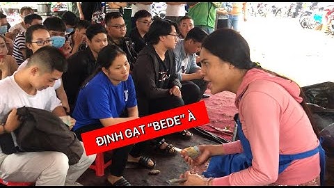 Diva Cát Thy tấu hài với khách tại điểm bán bánh tráng trộn