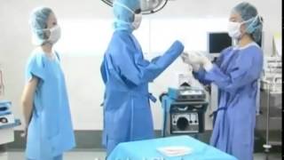 Как правильно надевать медицинский халат на хирурга и стерильные перчатки(, 2014-07-22T03:39:50.000Z)