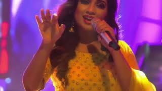 Shreya Ghoshal sings Sun Raha Hai And Rozana Mashup