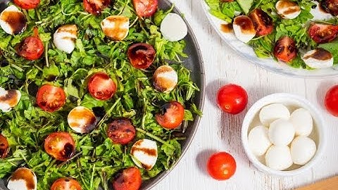 Cалат с рукколой помидорами черри и моцареллой