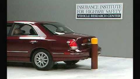 Crash Test 2002 Hyundai XJ 300 ( 5 M.P.H) Rear into Pole IIHS
