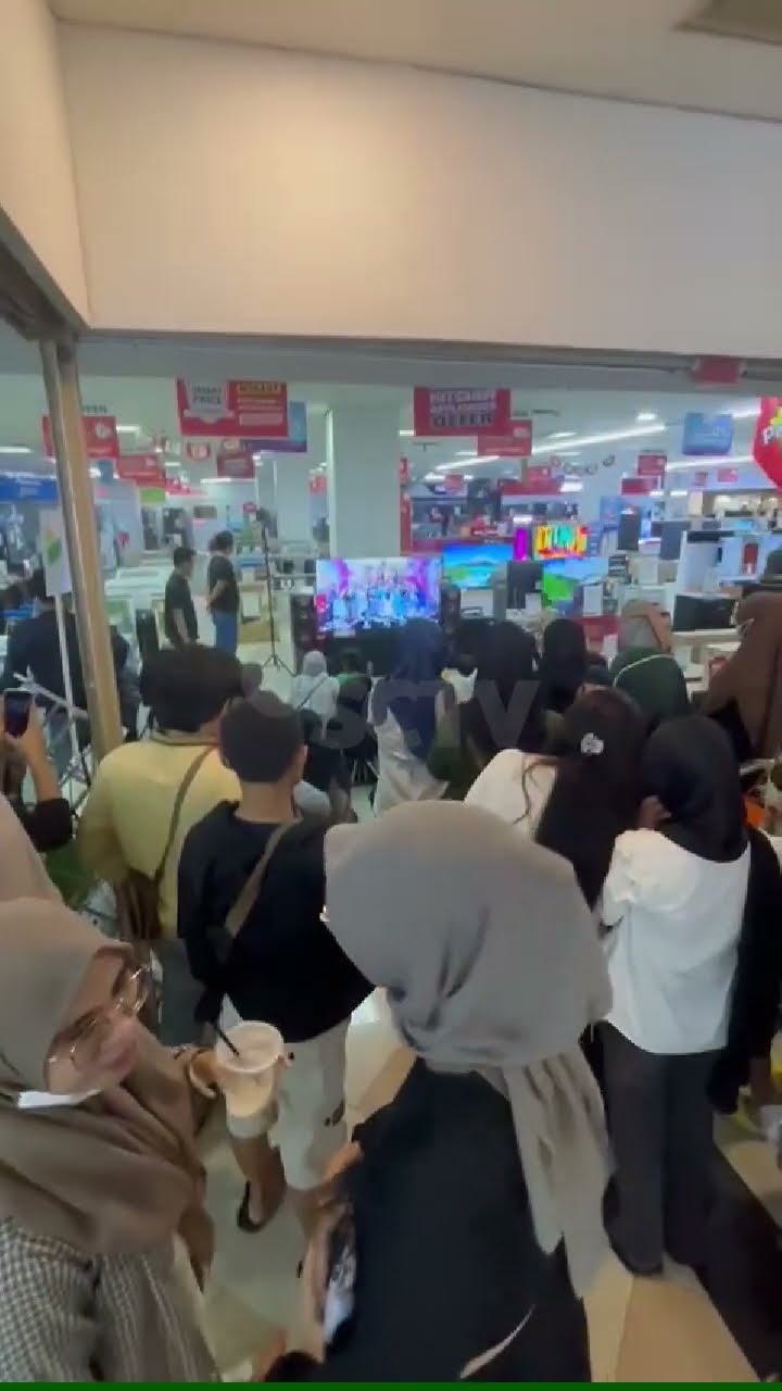 Lucu banget, Fans nonton bareng AGZ Love Fest di toko elektronik #shorts #asmaragenzlovefest