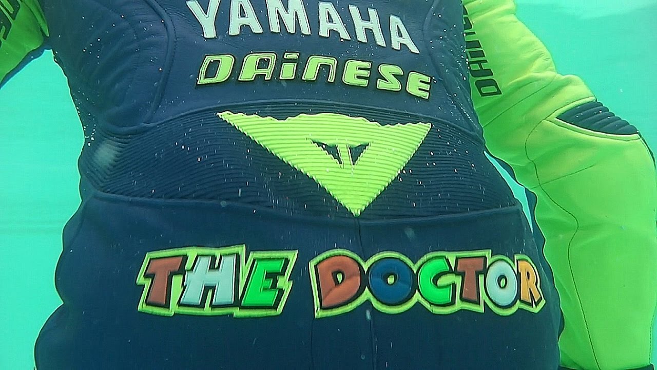 Enjoy the Pool with VR46 Valentino Rossi Bikesuit 2/3