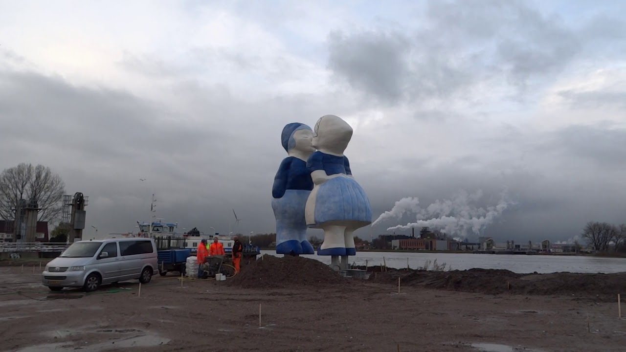 Kussend Paar / Kissing Couple XXXL Hempontplein Amsterdam YouTube