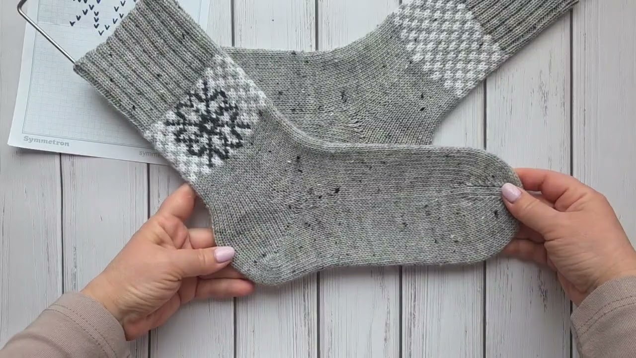 Твидовые носки с жаккардом на вязальной машине.