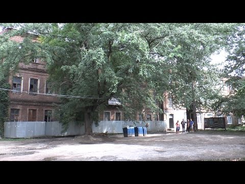 В центре города люди живут без водоснабжения В центре города люди живут без водоснабжения