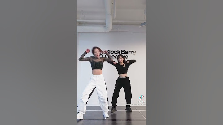Yves kisses Chuu!!!!! *Gay panic*